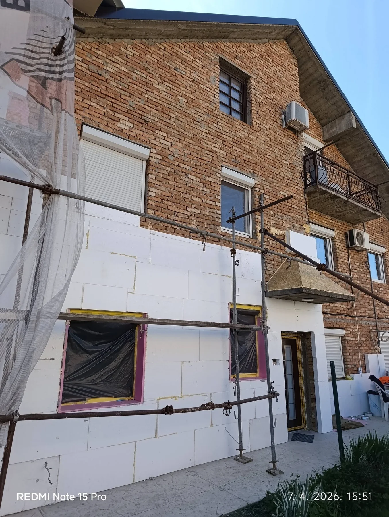 Fasadna izolacija postavljena na zid kuće tokom radova