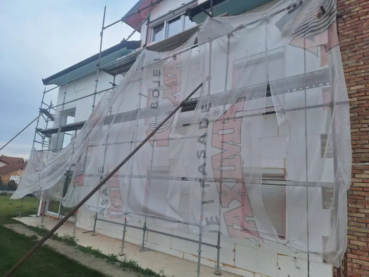 Zaštitne mreže preko zidova u toku adaptacije fasade
